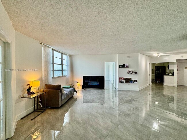 Building Photo - 801 Brickell Bay Dr