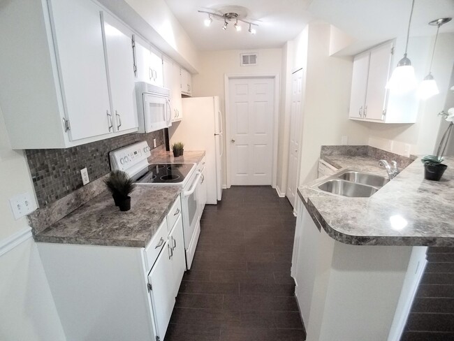 Building Photo - Gorgeous Remodeled 2/2 Floors Condo For Re...