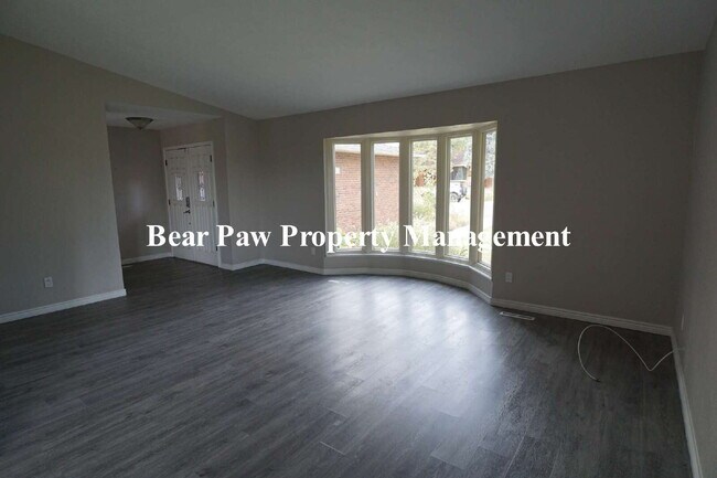 Building Photo - Lovely 4 Bedroom Home Golden!!