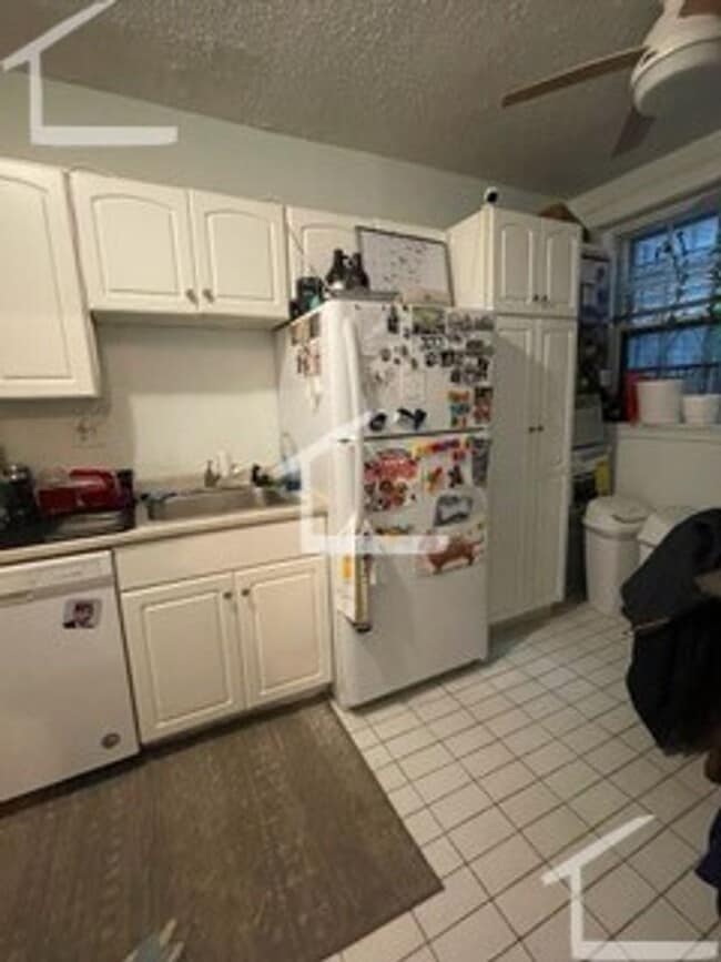 Building Photo - Well kept 2 bed unit in a prime location w...