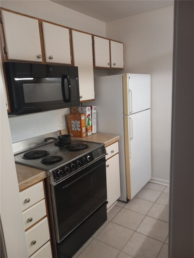 Building Photo - 220 Elm St