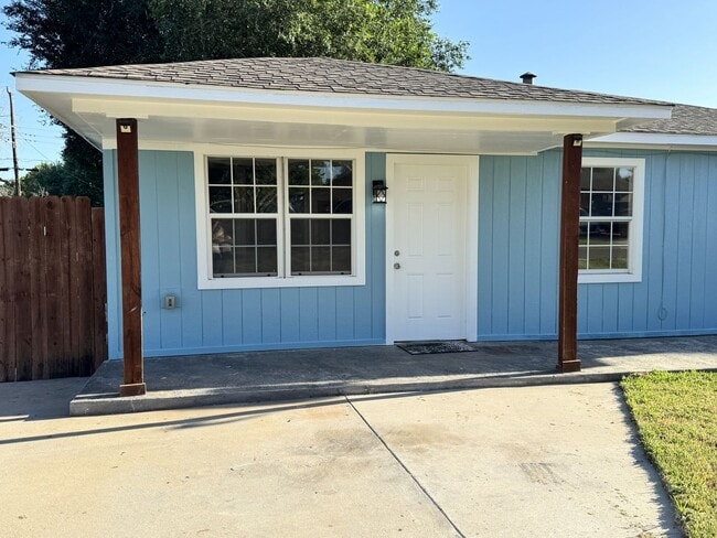 Building Photo - 3 Bedroom 2 Bathroom Home in SW Oklahoma C...