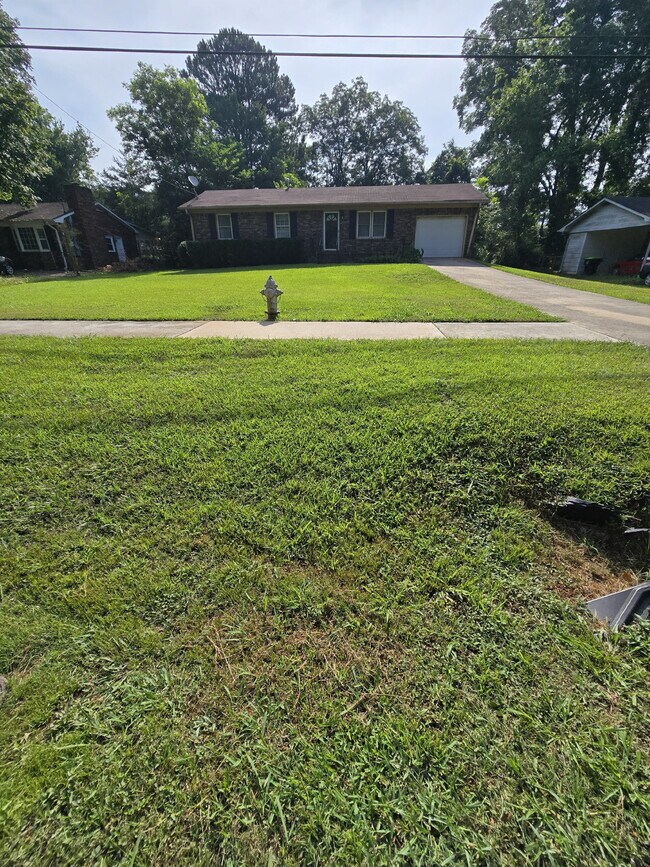 Foto del edificio - "Charming Full Brick, 3-Bed Oasis in Hampton, GA with 1.5 Baths – Your Perfect Retreat Awaits!"