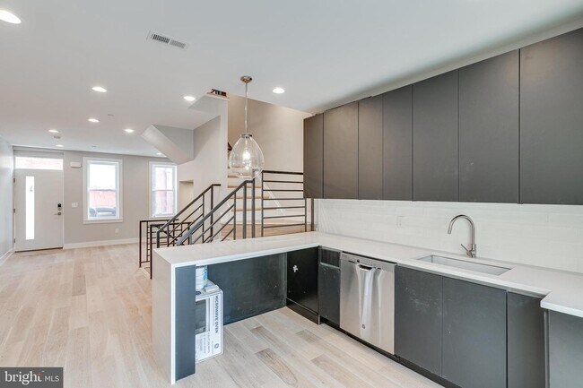 Foto del edificio - 1542 N Lawrence St