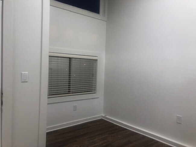 Foto del edificio - Large, Fully Remodeled Live In Commercial ...
