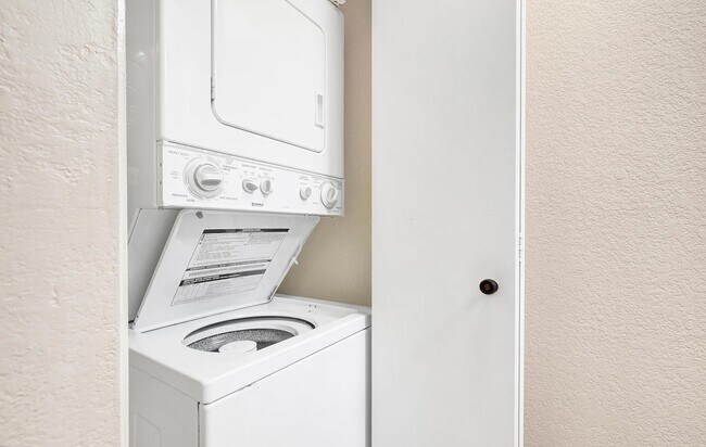 Building Photo - Elegant One-Bedroom with Modern Touches