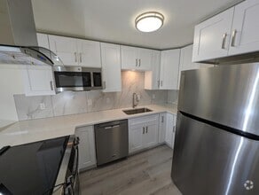 Building Photo - 425 Manhattan Dr