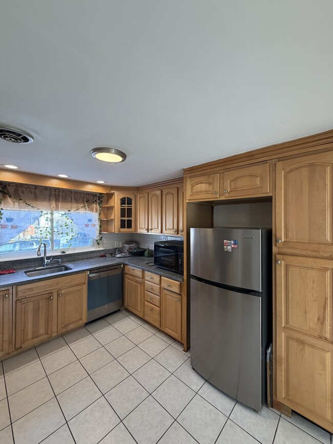 Building Photo - 632 W Roxbury Pkwy