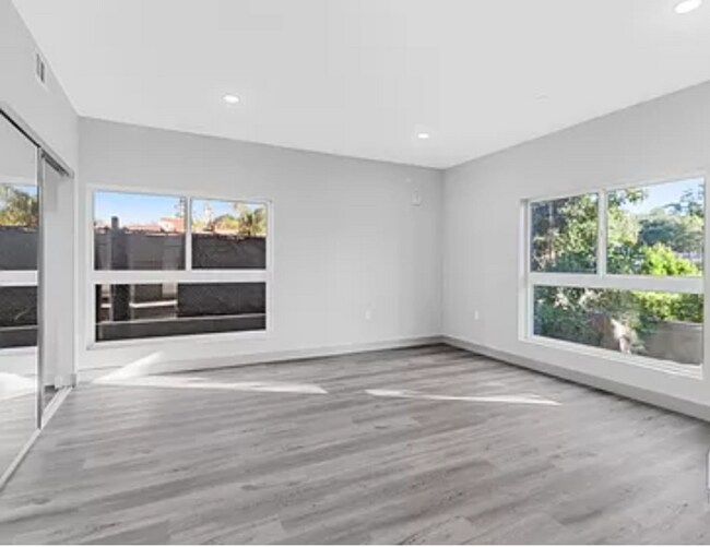 Foto del edificio - 7040 Woodman Ave