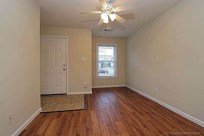 Building Photo - 2 Bedroom Triplex in Cape