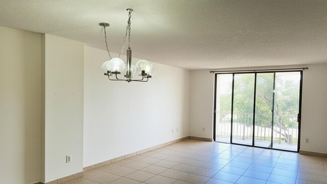 Building Photo - 901 Hillcrest Dr