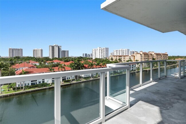 Foto del edificio - 3030 NE 188th St