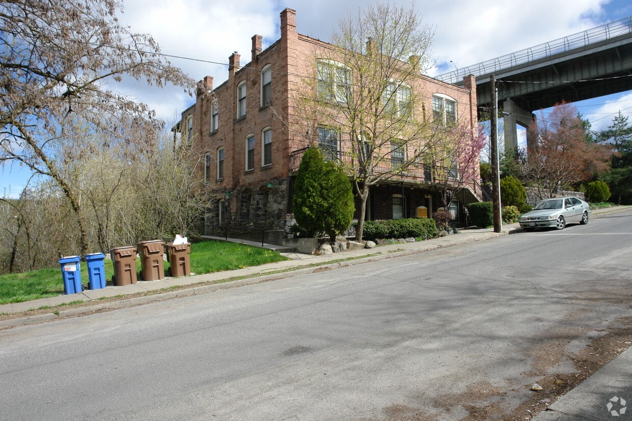 Building Photo - 1608 W Main Ave