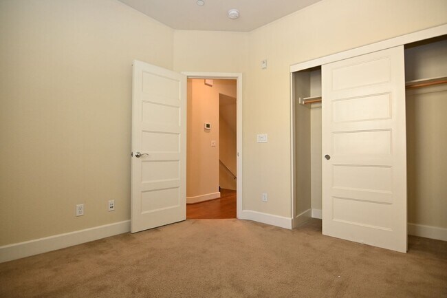 Foto del edificio - Tralee Village-Tri-Level Townhome, Modern Finished, Community Amenties (580 & Hopyard)