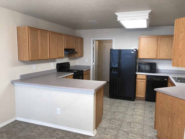 Foto del edificio - SPACIOUS 3 BEDROOM FEATURING 2 LIVING AREA...