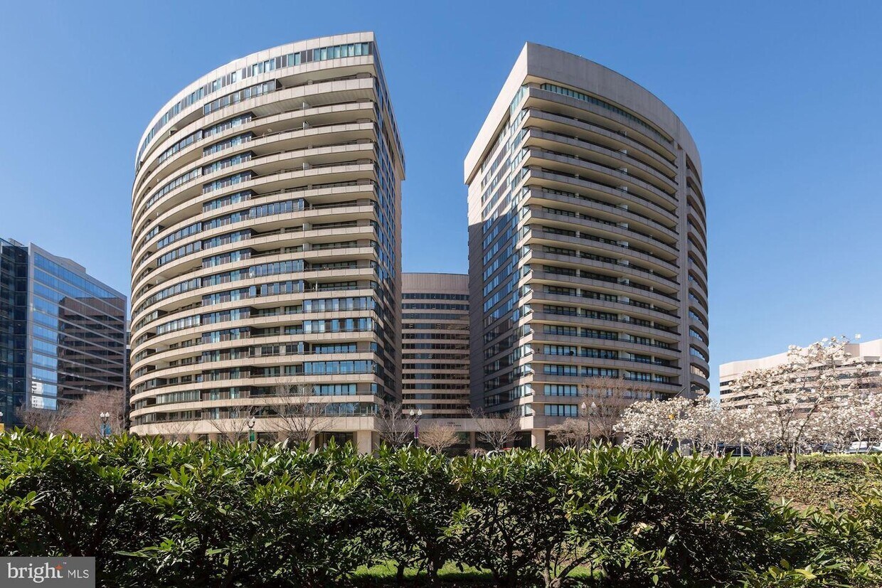 Foto principal - 1300 Crystal Dr