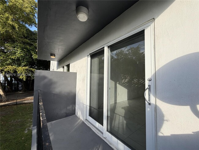 Foto del edificio - 1860 SW 22nd St