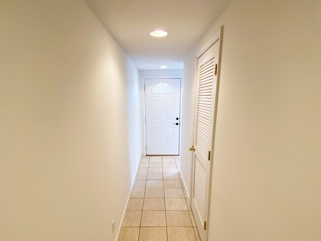 Building Photo - 16 S High St