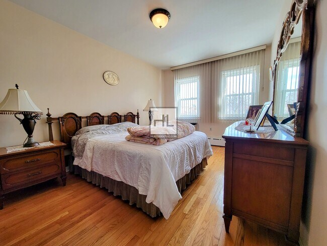 Foto del edificio - Large & Bright 2BR Home in Maspeth with Fr...
