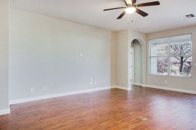Building Photo - Spacious 5BR home with 3-car garage