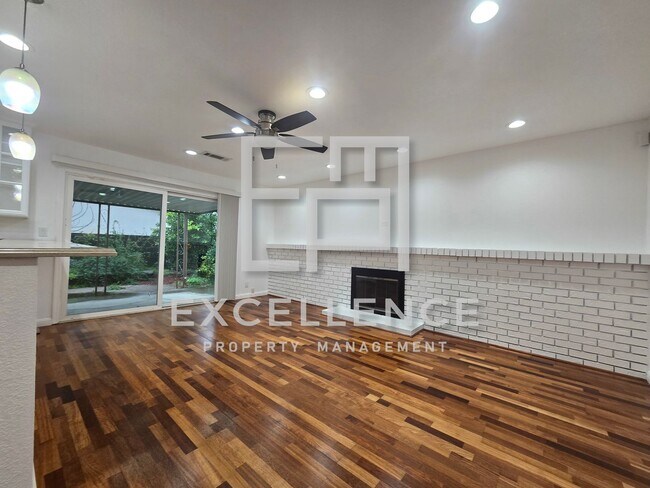 Foto del edificio - Spacious Fully Renovated 4/2 House with Over 2000SF and LVT Throughout