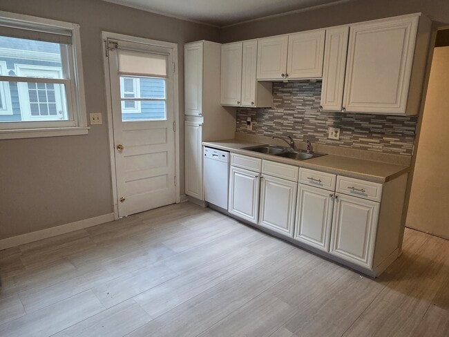 Kitchen - 869 Palmer Rd