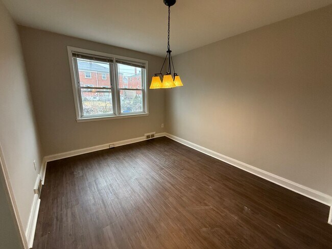 Building Photo - Newly Renovated, Price Reduction, and Move...