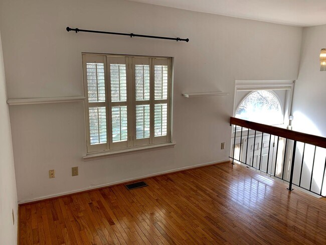 Foto del edificio - Gorgeous 2-Bedroom Townhome Near the Art Museum! One-Car Garage Included!