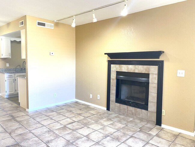 Foto del edificio - Stylish 1 Bed Condo in Desirable Gated Com...