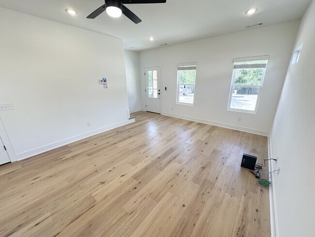 Foto del edificio - 1234 W James St