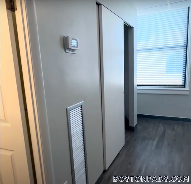 Building Photo - 507 Main St