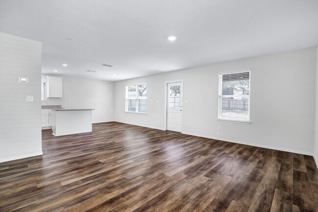 Foto del edificio - Stylish Two-Story Home with 4 Bedrooms, Private Yard, and Community Amenities