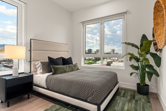 Building Photo - Silhouette Apartments