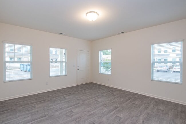 Building Photo - BEAUTIFUL 2 Bedroom Townhome in Midland