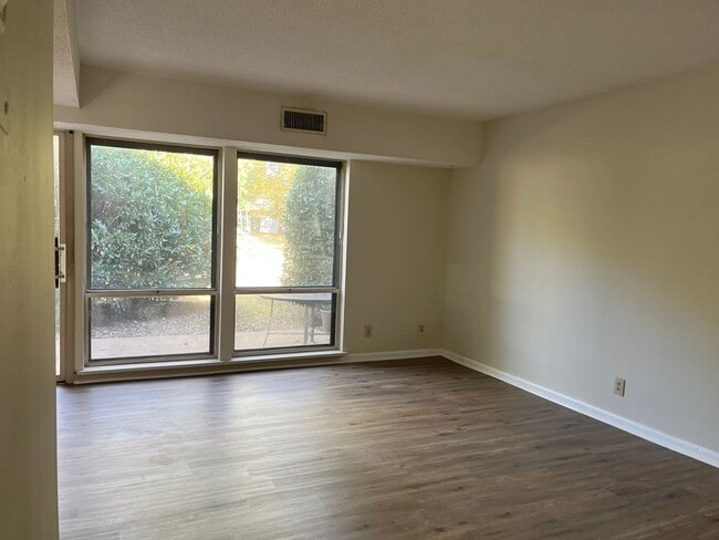 Building Photo - 2307 Colony Dr SW