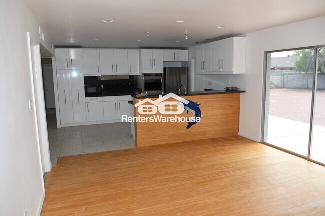 Building Photo - 2111 E Oxford Dr