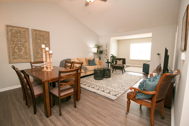 2 habitaciones, 2 baños, cocina gourmet, conexiones para lavadora/secadora, patio privado - The Residences at Woodside