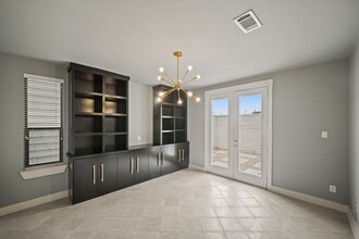 Building Photo - 1813 Dart St
