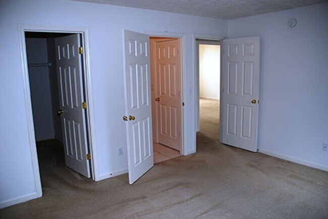 Building Photo - 3 bedroom/2 bath Home GREAT location!!! Available 9/1/2026!!