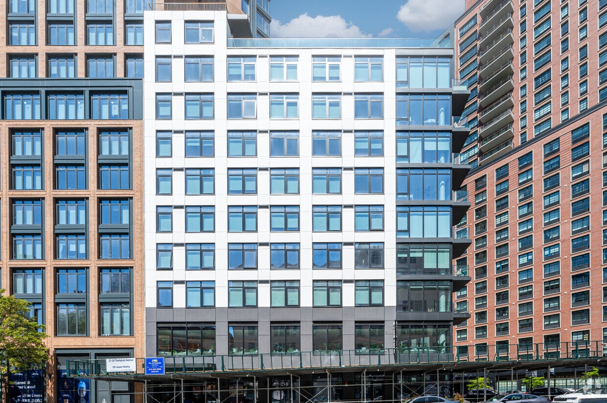 Foto del edificio - 27-19 Thomson Ave