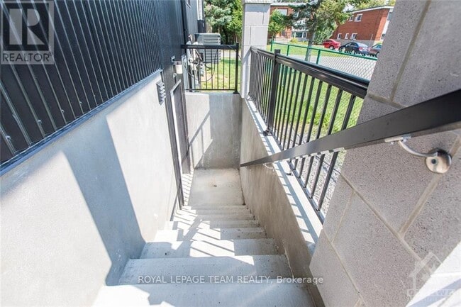 Building Photo - 550-550 Brunel St
