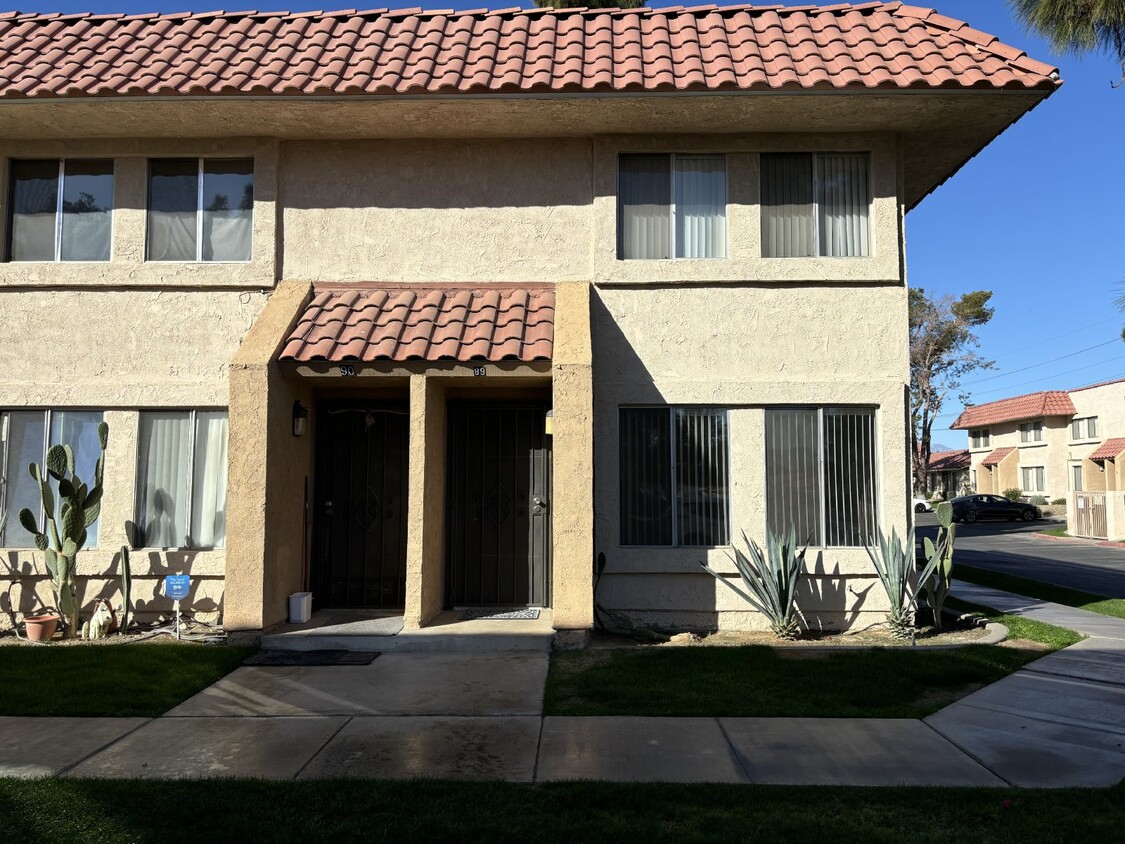 Foto principal - 2-story, 2-Bedroom Condo for Rent in Indio