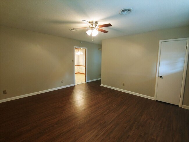 Building Photo - 10005 Raymond Dr
