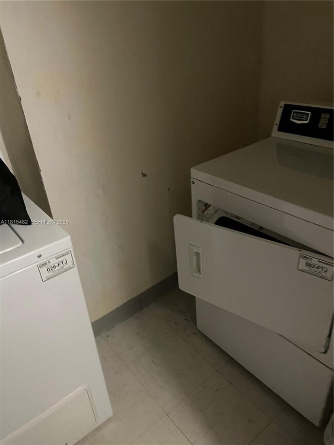 Building Photo - 801 Brickell Bay Dr