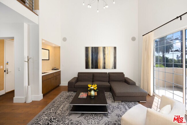 Foto del edificio - 930 N Doheny Dr