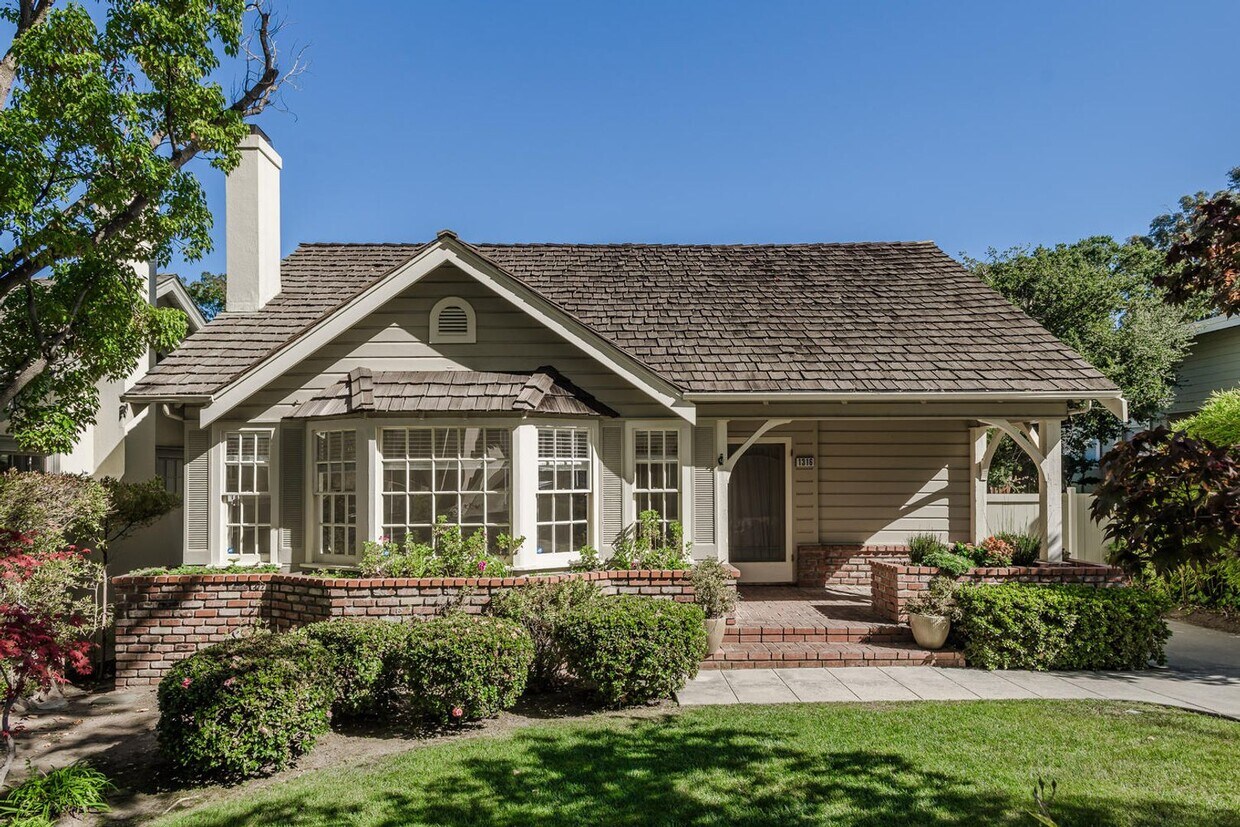 Foto principal - Charming Burlingame Home, 2 Bedroom / 1 Ba...