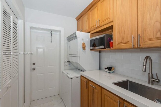 Building Photo - 5400 SW 86th St