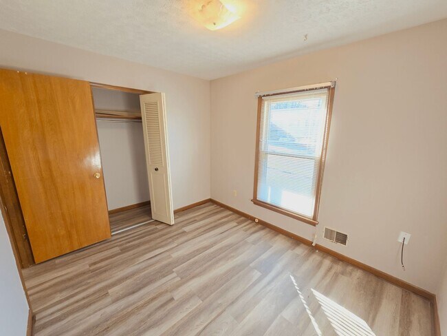 Foto del edificio - Spacious 3 Bedroom, 2.5 Bathroom Home with Garage, Carport & Basement