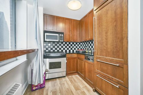 Primary Photo - 231 E 47th St