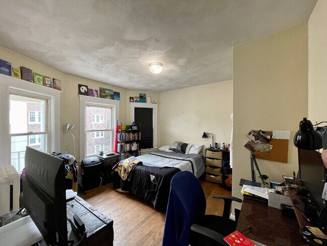 Building Photo - Large pet friendly 3 bed unit located in a...